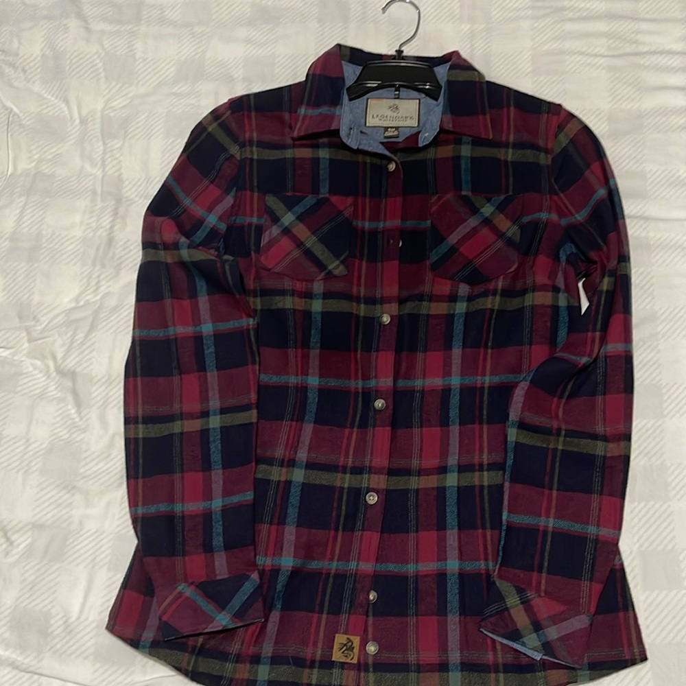 Women’s plaid flannel long sleeve shirt.